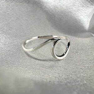 925 Sterling Silver Wave Ring w/ polishing cloth Size 8.5 NEW